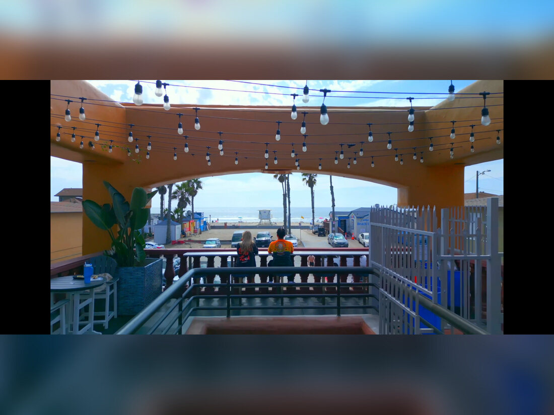 Outdoor breakfast bar with ocean view